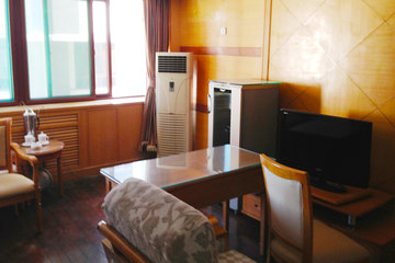 <b>【近青年西路】</b>尊享<b>山东剧院演员招待所套房</b>1晚＋免费宽带＋更多优惠！酒店东临齐鲁医院，北有趵突泉，南有泉城公园，山东大学医学院近在咫尺，距舜耕会展中心仅4公里，地理位置优越，环境优美！