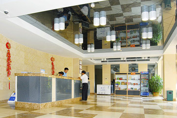 <b>【历下区】</b>尊享<b>济南海通商务酒店高级房</b>4小时＋免费停车＋免费宽带！酒店地处和平路和历山东路交汇处，邻近山东师范大学、山东警管学院、山东艺术学院，环境优雅！