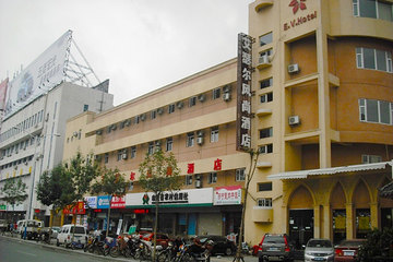 <b>【近花园路】</b>尊享<b>济南艾瑟尔风尚酒店大床房/标准间</b>1晚＋1份早餐＋免费宽带＋免费停车！酒店位于繁华的花园路与华信路交界口，交通便利，附近配套设施所一应俱全！