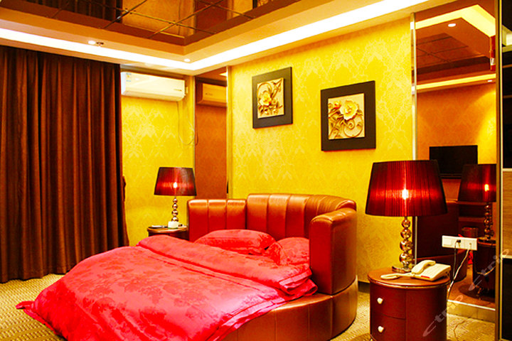 【市中心】尊享威海华坤时尚酒店浪漫情侣房4小时 免费宽带 免费停车!