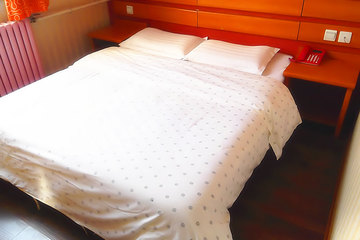 <b>【经十一路】</b>尊享<b>济南颐子临商务酒店大床房/标准间</b
