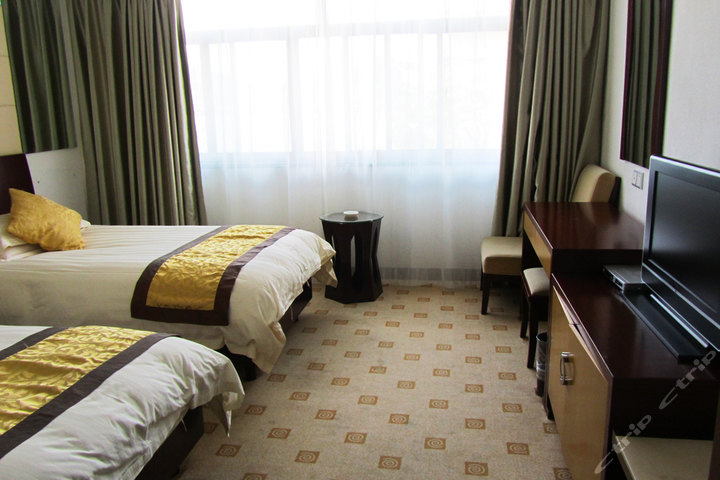 【超值热卖】尊享黄山山顶酒店4店通用四星标准间1晚+免费WiFi+免费使用看日出羽绒服+免费旅游线路讲解+更多优惠!远眺山顶酒店，白墙黛瓦，掩映于碧翠之中，一路谷深壑幽，溪畔青峰耸峙，山石峥嵘!阿窝-窝里团,品质团购源自阿窝团 !