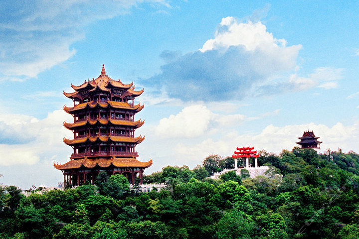 外形雄伟壮观,古朴典雅,是武汉市的标志建筑.