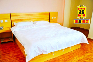 <b>【苏8 火车站】</b>尊享<b>速8酒店（济南经二纬三店）大床房/标准间</b>1晚＋免费宽带！酒店地处济南商贸中心，地理位置优越，交通便利，连锁品质保障！