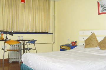 <b>【高新区】</b>尊享<b>济南城市之光商务酒店大床间/商务标准间C</b>1晚＋免费宽带＋免费停车！酒店位于济南市高新区与繁华商贸中心的交界处，地理位置优越、交通便利！