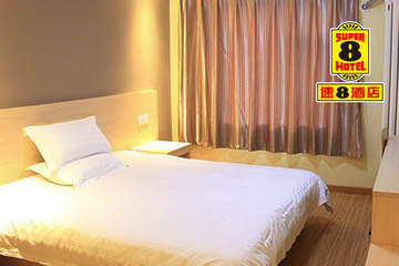 <b>【槐荫区】</b>尊享<b>速8酒店（济南经七路店）大床房</b>1晚＋免费宽带＋免费停车！酒店位置优越、交通便利，周边有泉城广场、和谐广场、趵突泉等风景名胜区，距省立医院仅2分钟路程，多条公交直达酒店！