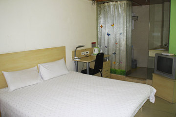 <b>【超值优惠】</b>尊享<b>济南海右商务宾馆大床房/标准房</b>1晚＋免费宽带＋免费停车！宾馆位于东关大街繁华地段，老东门商业中心对面，举步之间即可抵达大明湖、趵突泉、泉城广场！多条公交路线可到达酒店，从酒店乘11路20分钟到火车站、打车到火车站