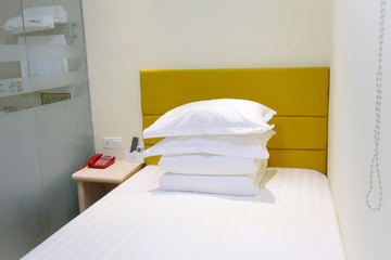 <b>【泉城广场商圈】</b>尊享<b>济南贵臻商务宾馆大床房</b>1晚＋免费宽带＋免费停车＋免费洗漱用品！济南贵臻商务宾馆服务周到热情，房间设备较为齐全，温馨舒适！