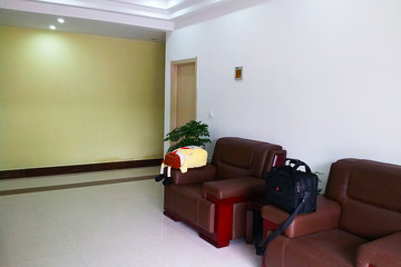 <b>【出行便利】</b>尊享<b>天润泉商务宾馆（济南趵突泉店）大床房/标准间</b>3小时＋免费宽带＋行李寄存！酒店周边配套设施齐全，位置优越，交通出行极为便捷！