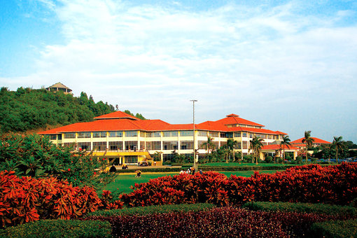 酒店坐落于深圳市南澳海滨风景区,面山临水,毗邻七星湾游艇会,桔钓沙