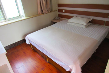 <b>【二华东路】</b>尊享<b>济南万世达商务宾馆大床房/标准间</b>3小时＋免费宽带＋免费停车！酒店位于二环店位于济南市历城区二环东路1950号，本店毗邻交通枢纽二环高架桥，紧邻BRT4号线，还有直达泉城广场的专线！