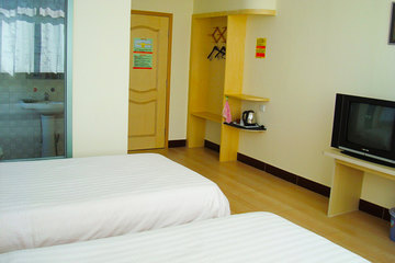 <b>【大明湖畔】</b>尊享<b>林海连锁酒店济南历山店标准间</b>1晚＋24小时热水＋免费宽带！酒店座落于泉城美丽的大明湖畔，周边商埠、银行林立，有银座超市，贵和购物中心，公交路线四通八达，景点近在咫尺！