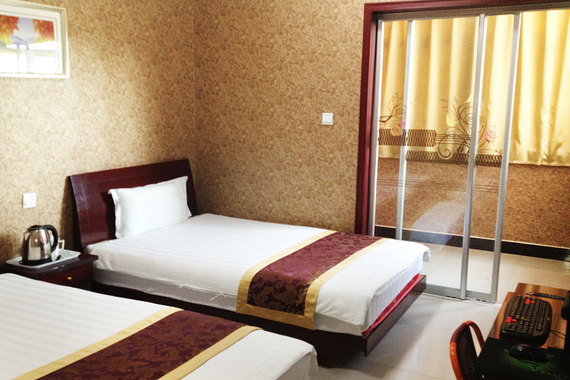 晚+免费宽带+更多优惠!宾馆距离机场0.5公里,