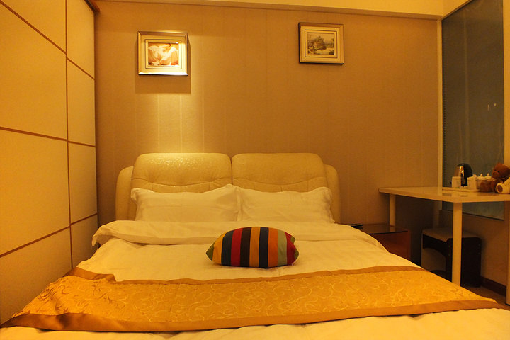 尊享成都罗曼酒店公寓豪华观景大床房1晚+免