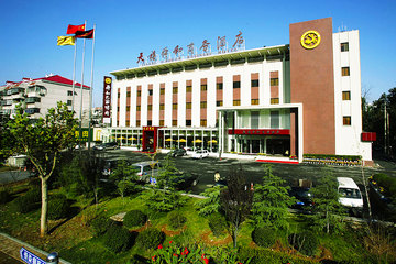 <b>【实惠入住】</b>尊享<b>山东天禧舜和酒店商务房</b>1晚＋免费宽带＋免费停车＋免费洗涮用品！酒店座落在济南经十路中段，总建筑面积近6000平方米，位置优越，交通便利！
