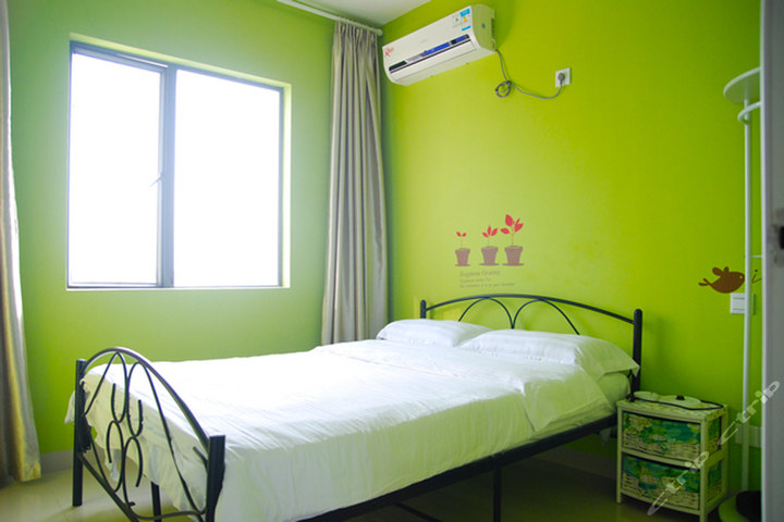 <em>三亚姐妹</em>开心游公寓(高级园景房-10月)【三亚