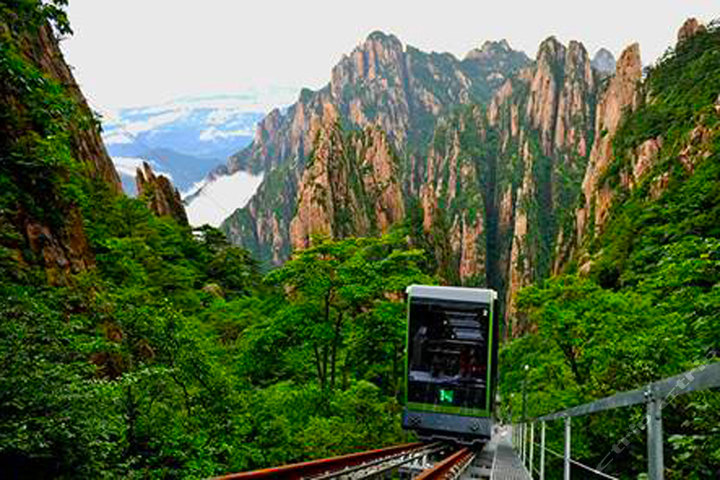 宾馆位于天海景区黄山光明顶下约300米处,是前往西海大峡谷旅游下榻的