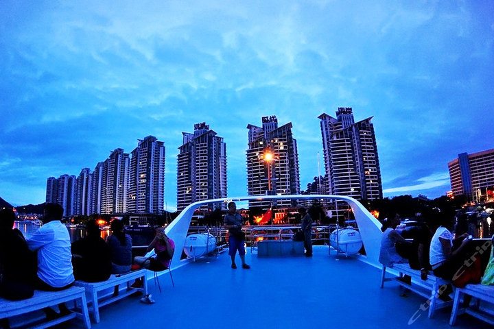 夜游三亚湾(旭阳号)(1人次-含接送)-三亚团购-团购王三亚站