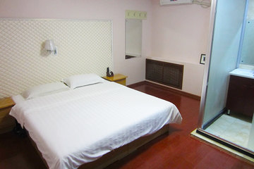 <b>【近火车站】</b>尊享<b>济南都市假日商务酒店豪华房</b>1晚＋免费宽带及WIFI＋更多优惠！酒店位于天桥区标山南路3号，临近长途汽车总站和火车站，位置优越，交通便利！