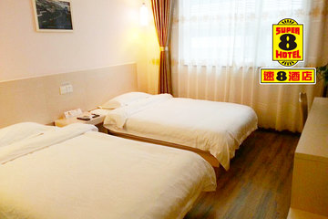 <b>【历下区】</b>尊享<b>速8酒店（济南泉城广场店）标准间</b>1晚＋免费宽带＋免费停车！酒店地处泉城广场东首，鲁信集团大厦南邻，中豪大酒店侧对面，如意街直行50米向西转即可到达，地理位置优越！