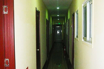 <b>【洪家楼】</b>尊享<b>济南惠鑫宾馆大床房/标准间</b>1晚＋免费停车＋更多优惠！宾馆座落于中心商务区洪家楼，周边环绕泉城路商业街、芙蓉风味小吃街、银座商城、贵和购物中心等购物、餐饮场所！