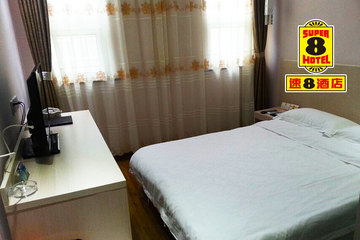 <b>【历下区】</b>尊享<b>速8酒店（济南泉城广场店）经济大床房</b>1晚＋免费宽带＋免费停车！酒店地处泉城广场东首，鲁信集团大厦南邻，中豪大酒店侧对面，如意街直行50米向西转即可到达，地理位置优越！