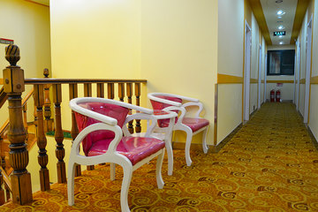 <b>【泉城广场商圈】</b>尊享<b>济南贵臻商务宾馆豪华大床房</b>1晚＋免费宽带＋免费停车＋免费洗漱用品！济南贵臻商务宾馆服务周到热情，房间设备较为齐全，温馨舒适！