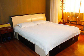 <b>【天桥区】</b>尊享<b>济南李氏泉顺酒店大床房/标准房</b>5小时＋免费宽带＋免费停车！酒店位于济南建华五金机电市场对面，靠近山东大学第二医院、红星美凯龙世博家居生活广场，位置优越，交通便利！