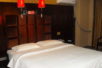 <b>【近二环东路】</b>尊享<b>山东金马商务酒店大床房/标准间</b>1晚＋双份早餐＋免费宽带＋免费停车＋行李寄存！酒店地处洪家楼商圈，紧邻山东大学，地理位置优越，出行便利！