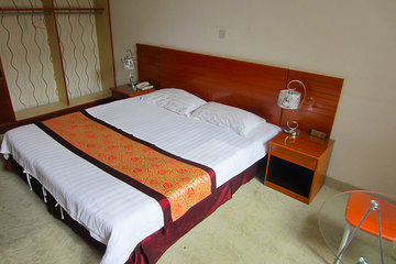 <b>【近老屯汽配城桥】</b>尊享<b>济南金茂商务宾馆电脑间</b>1晚＋免费宽带＋免费停车！酒店位于槐荫区张庄路老屯汽配城桥东岸向北50米，交通便利！