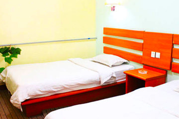 <b>【历城区】</b>尊享<b>济南历城区军强宾馆大床房/标准间</b>3小时＋免费宽带及WIFI＋免费停车！宾馆内装修简洁整齐、温馨舒适，各种生活配套设施齐全，地理位置优越，周边公交线路发达！