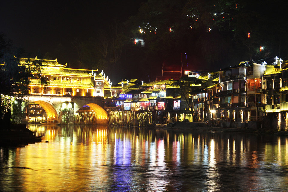 长沙+凤凰古城九景火车三日游(武汉出发)