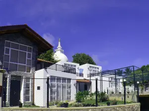 Villa Baywatch, Rumassala