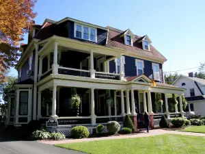Carriage House Inn