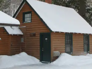 Pine Knoll Hotel Lakeside Lodge & Cabin