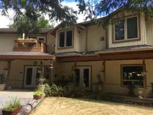 Cedar Wood Lodge B&B