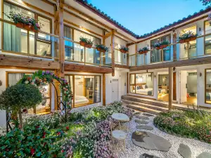 Huashijian Inn (Lijiang Ancient City Mufu Branch)