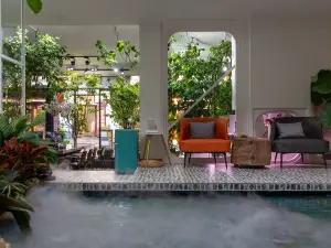 Meiduo Boutique Homestay (Weishan Ancient City Snack Street)