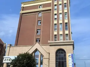 暖阳小筑TheBeautifulTheEast观山景民宿(平泉欢乐谷景区店)