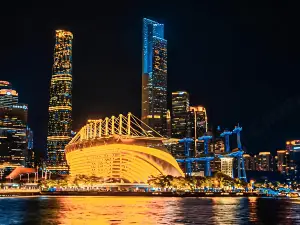 艾斯特丨城景·View雲端設計師ホテル (岑渓人民病院バスステーション)