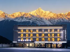 Mount Siguniang · Riverside Mountain Residence Hotel (Changping Valley Scenic Area)