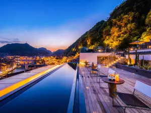 Shanheshi 360° Panoramic Skyview Guesthouse (Zhenyuan Ancient Town)