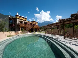 Alpenglow Resort Manor, Danba