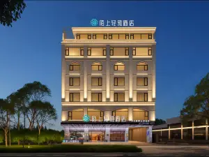 Moshang Qingya Hot Spring Hotel (Tengchong Main Urban Area Wenxing Building)