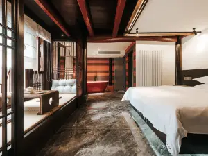 Yue Man Time · Qingshi Alley Luxury Vacation Boutique Stay (Langzhong Ancient City Huaguang Tower)