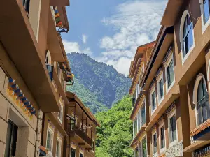 Heishui Jinshan Yiju Homestay