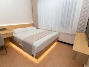 Jiahe Homestay (Emeishan Tourism Passenger Transport Center Baoguosi Station)