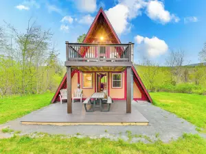 Charming Hunter A-Frame: Walk to Ski Lift!