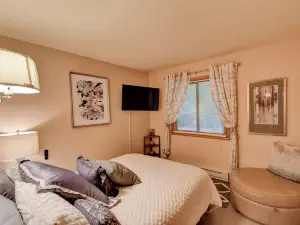 Charming 3-bedroom cabin with wonderful nature view in Farwell