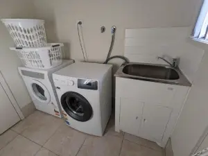 Spacious Entire 4Bedroom House in Gladstone 1 to 8 People Can Stay